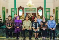 Gubernur Jawa Timur Khofifah Indar Parawansa didampingi Wakil Gubernur Emil Elestianto Dardak bersilaturahmi dengan Gubernur DIY Sri Sultan Hamengku Buwono X di Kraton Kilen, Yogyakarta, Minggu (27/7/2025). | Foto Dok Ho/RadarBangsa