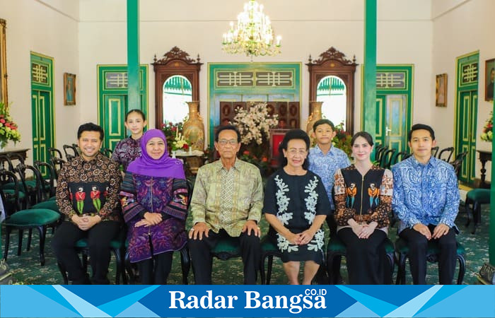 Gubernur Jawa Timur Khofifah Indar Parawansa didampingi Wakil Gubernur Emil Elestianto Dardak bersilaturahmi dengan Gubernur DIY Sri Sultan Hamengku Buwono X di Kraton Kilen, Yogyakarta, Minggu (27/7/2025). | Foto Dok Ho/RadarBangsa