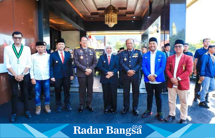 Gubernur Jawa Timur Khofifah Indar Parawansa berfoto bersama Kapolda Jatim Irjen Pol Nanang Avianto dan Kajati Jatim usai upacara peringatan HUT Bhayangkara ke-79 di Mapolda Jatim, Surabaya, Selasa (1/7/2025). | Dok foto Ho/ RadarBangsa
