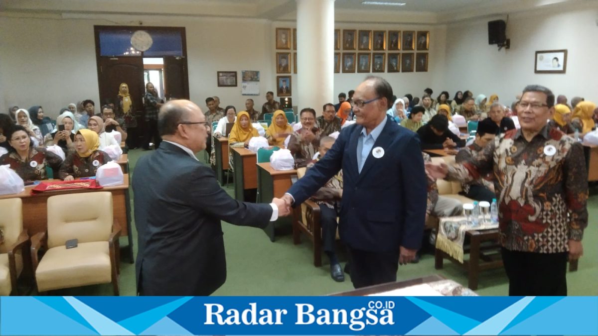 Momen hangat dalam Sarasehan Perkoperasian Hari Koperasi ke-78, saat para tokoh koperasi bersalaman, penuh semangat kebersamaan untuk membangun koperasi yang lebih berdaya saing, berkeadilan, dan adaptif zaman. Kamis, 3 Juli 2025 | Ruang Tanjung Adiwinata, Unair Surabaya (Dok foto Ho/RadarBangsa)