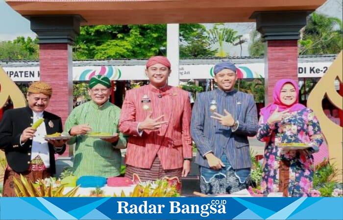 Bupati Klaten Hamenang Wajar Ismoyo memimpin upacara peringatan Hari Jadi Kabupaten Klaten ke-221 di Alun-alun Klaten, Senin (28/7/2025). (Foto Dok Ho/RadarBangsa)