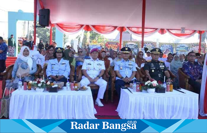 Para tamu undangan menghadiri Upacara Peringatan Hari Jadi ke-194 Kabupaten Bantul di Lapangan Trirenggo, Minggu (20/7/2025). Kegiatan berlangsung khidmat dan penuh nuansa budaya, dihadiri jajaran pemerintah, tokoh masyarakat, serta elemen warga.
(Foto: Dok. Humas Pemkab Bantul/RadarBangsa.co.id)