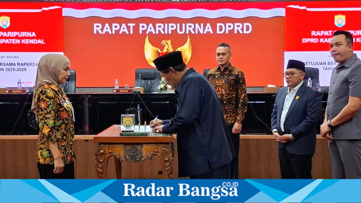 Bupati Kendal bersama DPRD menandatangani persetujuan Ranperda RPJMD 2025–2029 dalam Rapat Paripurna, Kamis (10/7/2025). | Foto Dok Ho/RadarBangsa