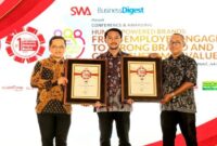 Muhammad Rayhan Fadian (tengah), Publication Media Section Head JNE, menerima penghargaan Indonesia Original Brands (IOB) Award 2025 dari Joko Sugiarsono (kanan), Wakil Pemimpin Redaksi Majalah SWA, didampingi Rohmat Purnadi (kiri), Head of Business Digest SWA, di Hotel Shangri-La Jakarta, Kamis (10/7/2025). Foto Dok. JNE/Ho RadarBangsa