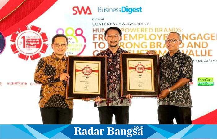 Muhammad Rayhan Fadian (tengah), Publication Media Section Head JNE, menerima penghargaan Indonesia Original Brands (IOB) Award 2025 dari Joko Sugiarsono (kanan), Wakil Pemimpin Redaksi Majalah SWA, didampingi Rohmat Purnadi (kiri), Head of Business Digest SWA, di Hotel Shangri-La Jakarta, Kamis (10/7/2025). Foto Dok. JNE/Ho RadarBangsa