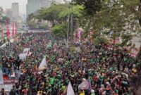 Ribuan pengemudi ojek online memadati kawasan depan Gedung DPRD dalam aksi unjuk rasa menuntut kejelasan tarif dan regulasi yang berpihak pada mitra. Aksi ini berdampak pada kemacetan di sejumlah ruas jalan utama | Dok. Media Bisnis, dikutip RadarBangsa