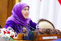 Gubernur Jawa Timur Khofifah Indar Parawansa memimpin rapat koordinasi percepatan program peremajaan tebu rakyat bersama jajaran PT SGN dan Kementerian Pertanian di Gedung Negara Grahadi, Surabaya, Selasa (22/7) malam. (Foto Dok Ho/RadarBangsa)