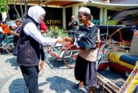 Gubernur Jawa Timur Khofifah Indar Parawansa saat menyampaikan capaian penurunan angka kemiskinan provinsi Jawa Timur di Gedung Negara Grahadi, Minggu (28/7/2025). (Foto Dok HO/RadarBangsa)
