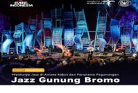 Panggung Jazz Gunung Bromo 2025 kembali memukau para penonton dengan suguhan musik kelas dunia di tengah panorama pegunungan Tengger. Cahaya, kabut, dan alunan jazz menyatu dalam harmoni, menjadikan festival ini lebih dari sekadar konser—melainkan pengalaman spiritual dan kultural yang tak terlupakan. (Foto: Kemenparekraf/Event Indonesia)