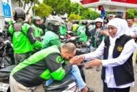 Gubernur Jawa Timur Khofifah Indar Parawansa meninjau langsung kondisi SPBU di Jember, memastikan distribusi BBM kembali normal, Kamis (31/7/2025). (Foto Dok Ho/RadarBangsa)