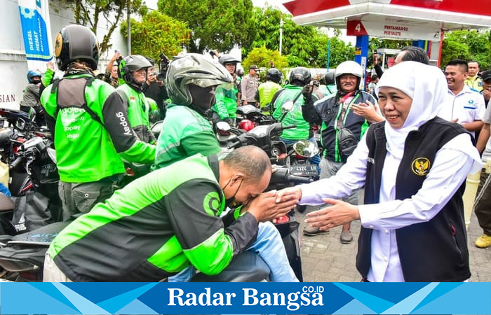Gubernur Jawa Timur Khofifah Indar Parawansa meninjau langsung kondisi SPBU di Jember, memastikan distribusi BBM kembali normal, Kamis (31/7/2025). (Foto Dok Ho/RadarBangsa)