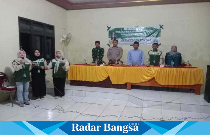 Bhabinkamtibmas Desa Guminingrejo Aipda Yateno, SE menghadiri kegiatan pembukaan KKN UNISLA 2025 di Balai Desa Guminingrejo, Kecamatan Tikung, Lamongan. | Foto Dok Ho/RadarBangsa