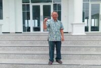 Kepala Desa Sumberejo, Drs. Riyanto, saat berada di gedung serbaguna baru yang dibangun di atas tanah kas desa. (Dok Foto Ho/RadarBangsa)
