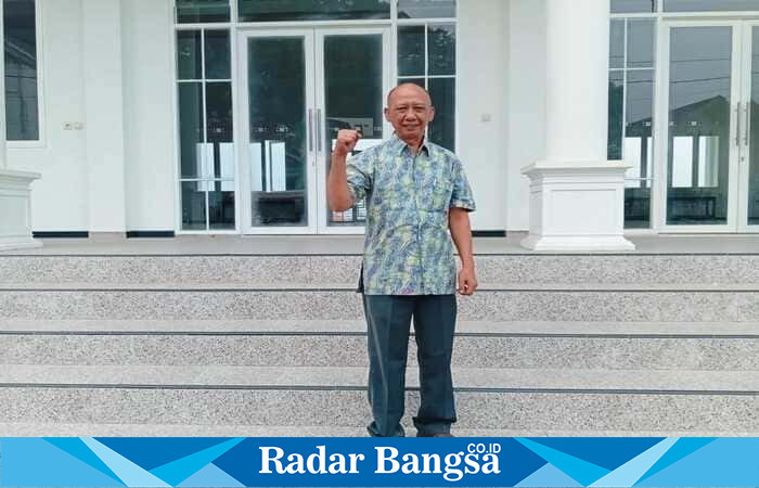 Kepala Desa Sumberejo, Drs. Riyanto, saat berada di gedung serbaguna baru yang dibangun di atas tanah kas desa. (Dok Foto Ho/RadarBangsa)
