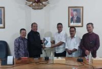 Dari kiri ke kanan: Wakil Ketua DPRD Kota Batu Punjul Santoso, Ketua Komisi A DPRD Muhammad Nurudin Hanifah, Ketua APEL Wiweko, Kepala Desa Pandanrejo Abd. Manan, dan Ketua BPD Sanggrahan saat pertemuan bersama membahas urgensi pembentukan DPMD di Kota Batu, Kamis (10/7/2025). | Foto Dok Ho/RadarBangsa
