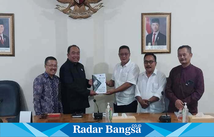 Dari kiri ke kanan: Wakil Ketua DPRD Kota Batu Punjul Santoso, Ketua Komisi A DPRD Muhammad Nurudin Hanifah, Ketua APEL Wiweko, Kepala Desa Pandanrejo Abd. Manan, dan Ketua BPD Sanggrahan saat pertemuan bersama membahas urgensi pembentukan DPMD di Kota Batu, Kamis (10/7/2025). | Foto Dok Ho/RadarBangsa