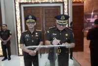 Dari kiri, Kepala Kejaksaan Negeri Batu yang baru, Andy Sasongko, SH., M.Hum., dan pejabat sebelumnya, Didik Adyotomo, SH., MH., CSSL., usai prosesi serah terima jabatan di Aula Sasana Adhyaksa, Kejati Jatim, Rabu (23/7/2025). (Foto: Istimewa)