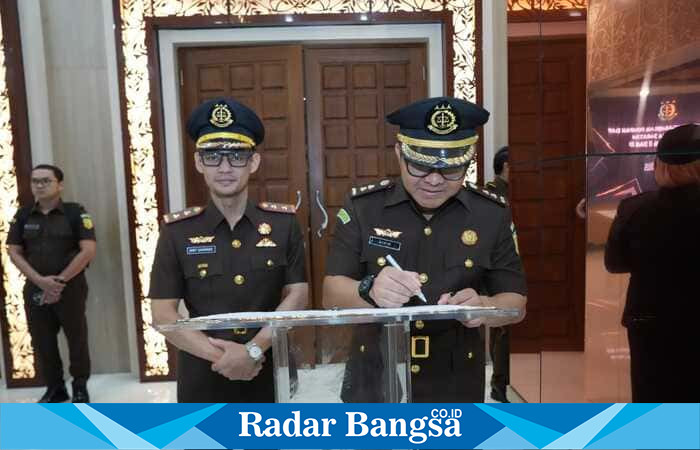 Dari kiri, Kepala Kejaksaan Negeri Batu yang baru, Andy Sasongko, SH., M.Hum., dan pejabat sebelumnya, Didik Adyotomo, SH., MH., CSSL., usai prosesi serah terima jabatan di Aula Sasana Adhyaksa, Kejati Jatim, Rabu (23/7/2025). (Foto: Istimewa)