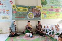 Kanit Binmas Polsek Tikung, Aipda M. Irawan, saat memberikan penyuluhan kepada siswa-siswi MI Nurul Huda Desa Guminingrejo dalam kegiatan MATSAMA bertema “Belajar Lebih Nyaman Tanpa Bullying”, Rabu (16/7/2024). Foto Dok Ho/RadarBangsa