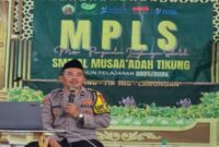 Kanit Binmas Polsek Tikung Aipda M. Irawan saat memberikan penyuluhan kepada siswa baru SMP Al-Musa’adah dalam rangka MPLS, Senin (14/7/2024). | Foto Dok Ho/RadarBangsa