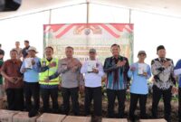 Kapolres Lamongan bersama pejabat Pemkab, petani, dan pihak swasta melaksanakan penanaman jagung perdana di lahan kelompok tani Desa Kedali, Kecamatan Pucuk. (ist)