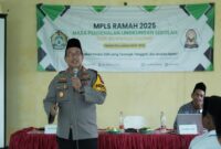 Kapolsek Tikung AKP Anang Purwo Widodo, S.H. saat memberikan penyuluhan kepada siswa baru SMK Al-Futuh, Desa Bakalanpule, Kecamatan Tikung, Lamongan, dalam rangka kegiatan MPLS Ramah 2025, Selasa (15/7/2025). | Foto Dok Ho/RadarBangsa