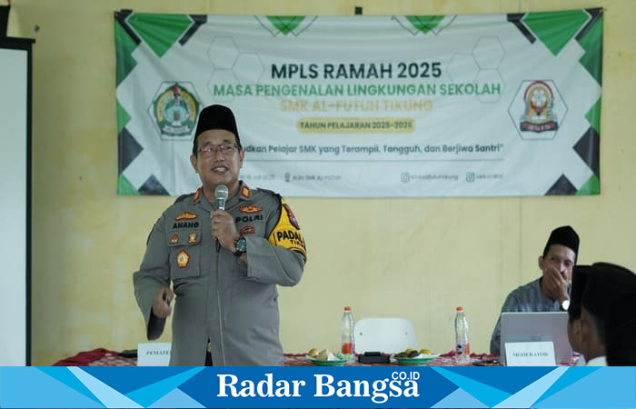 Kapolsek Tikung AKP Anang Purwo Widodo, S.H. saat memberikan penyuluhan kepada siswa baru SMK Al-Futuh, Desa Bakalanpule, Kecamatan Tikung, Lamongan, dalam rangka kegiatan MPLS Ramah 2025, Selasa (15/7/2025). | Foto Dok Ho/RadarBangsa
