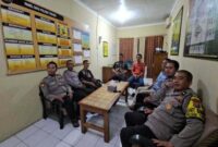 Suasana kebersamaan saat nonton bareng wayang kulit secara live streaming di halaman Mapolsek Tikung. Kegiatan ini digelar untuk memperingati HUT Bhayangkara ke-79. | Dok Foto Ho/RadarBangsa