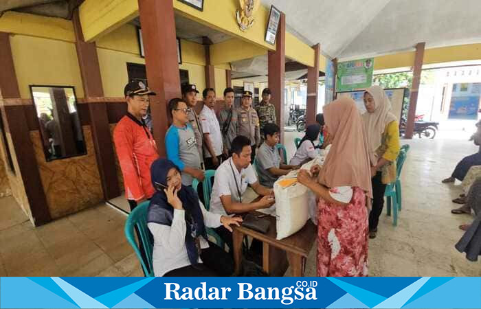 Kapolsek Tikung AKP Anang Purwo Widodo, S.H. bersama jajaran memantau langsung penyaluran bantuan pangan beras kepada 165 warga Desa Tambakrigadung, Kecamatan Tikung, Lamongan, Jumat (25/7/2025). (foto: dok/RadarBangsa.co.id)