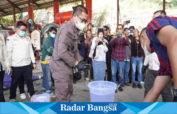 Kepala Kejaksaan Negeri (Kajari) Kota Batu, Didik Adyotomo, S.H., M.H., CSSL, memimpin langsung pemusnahan barang bukti tindak pidana umum yang telah berkekuatan hukum tetap (inkracht) di TPA Tlekung, Kamis (17/7/2025). | Foto Dok Ho/RadarBangsa
