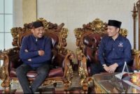 Ketua DPD Partai NasDem Sumenep, Akis Jasuli, S.IP., M.Hub.Int (kiri), bersama Bupati Sumenep, Achmad Fauzi Wongsojudo, S.H., M.H (kanan), dalam sebuah agenda silaturahmi politik di lingkungan Pemkab Sumenep.