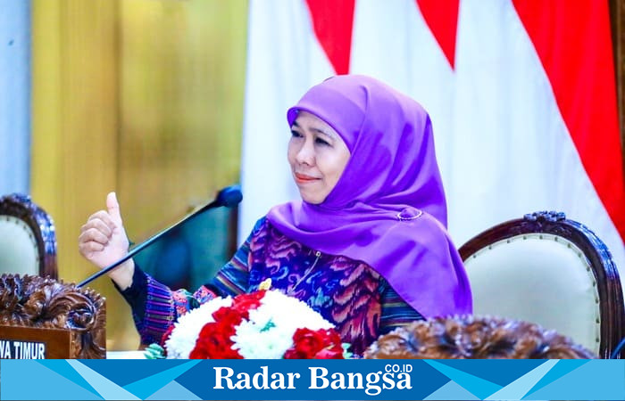 Gubernur Jawa Timur Khofifah Indar Parawansa saat menyampaikan sosialisasi beasiswa LPDP-King’s College London di Gedung Negara Grahadi, Surabaya, Senin malam (30/6).  | Dok foto Ho/RadarBangsa