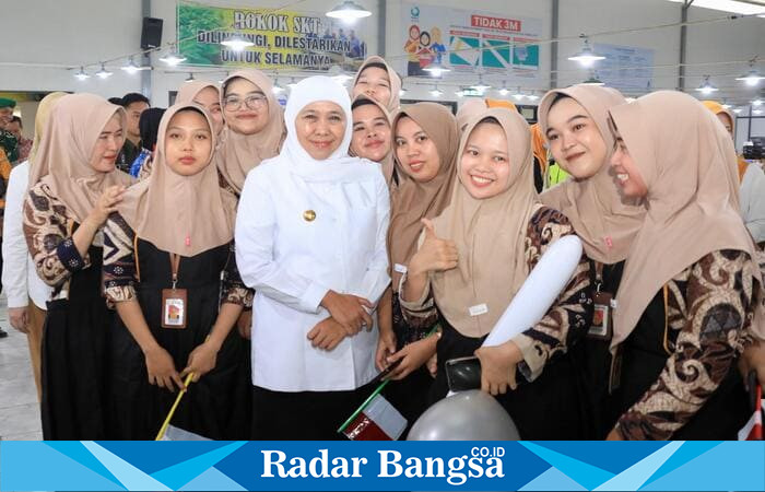 Gubernur Jawa Timur Khofifah Indar Parawansa berfoto bersama para buruh pabrik rokok di PT Kareb Alam Sejahtera MPS Dander, Bojonegoro, Kamis (17/7/2025). | Foto Dok Ho/RadarBangsa