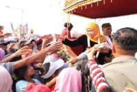 Khofifah Indar Parawansa membagikan bingkisan kepada warga saat mengikuti Kirab Budaya Grebeg Tutup Suro Bantarangin 2025 di Ponorogo, Sabtu (26/7). (Foto Dok Ho/RadarBangsa)