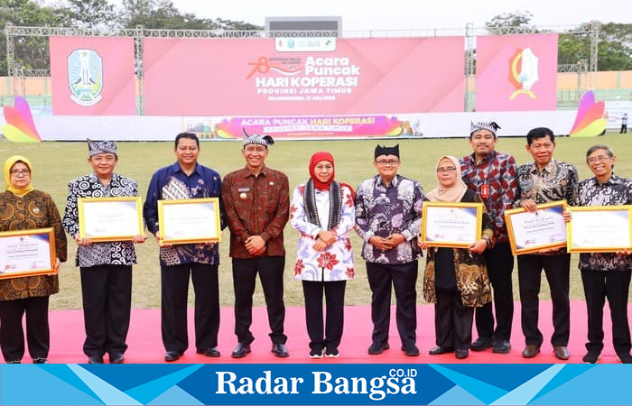 Gubernur Jawa Timur Khofifah Indar Parawansa berfoto bersama para penerima penghargaan dalam acara Puncak Peringatan Hari Koperasi ke-78 Provinsi Jawa Timur yang digelar di Stadion Letjend Soedirman, Kabupaten Bojonegoro, Kamis (17/7/2025). | Foto Dok Ho/RadarBangsa