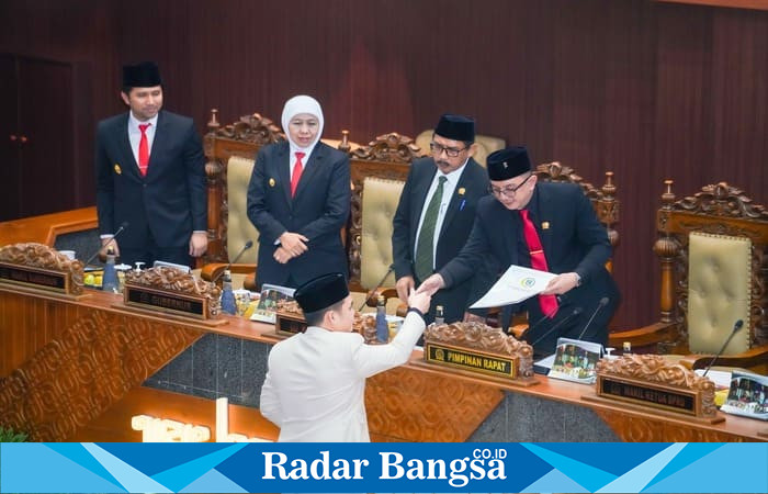 Gubernur Jawa Timur Khofifah Indar Parawansa bersama DPRD Jatim menandatangani persetujuan bersama pengesahan Raperda RPJMD 2025–2029 dalam Sidang Paripurna di Gedung DPRD Jatim, Senin (9/7/2025). (ist)