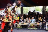 Penampilan memukau salah satu peserta Banyuwangi Ethno Carnival (BEC) 2025 saat melintasi panggung kehormatan di Taman Blambangan, Sabtu (12/7). Aksi teatrikal ini berhasil menyedot perhatian para tamu undangan, termasuk Gubernur Jawa Timur Khofifah Indar Parawansa, Bupati Banyuwangi Ipuk Fiestiandani, serta Puteri Indonesia 2025. | Foto Dok Ho/ RadarBangsa