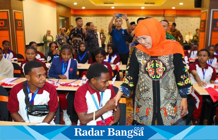 Gubernur Jawa Timur Khofifah Indar Parawansa menyapa hangat siswa asal Papua penerima Program ADEM saat seremoni serah terima di Hotel Aria Gajayana, Kota Malang, Jumat (11/7/2025).  | Foto Dok Ho/ RadarBangsa