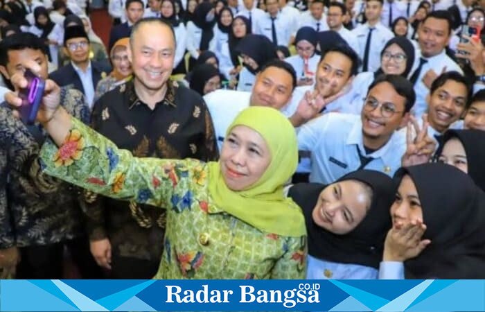 Gubernur Khofifah Indar Parawansa menyerahkan SK pengangkatan kepada perwakilan CPNS dan PPPK di Graha Unesa, Surabaya, Rabu (16/7). | Foto Dok Adpim Ho/RadarBangsa