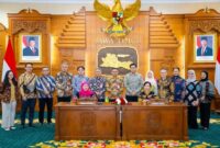 Gubernur Khofifah Indar Parawansa berdiskusi dengan perwakilan UK Embassy dan jajaran perangkat daerah dalam pembahasan proyek kereta perkotaan di wilayah Aglomerasi Surabaya, Jumat (25/7/2025). (Foto: Humas Pemprov Jatim)