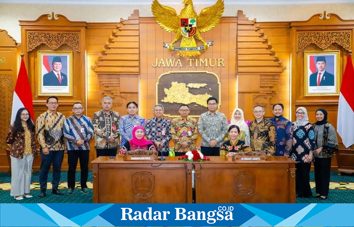 Gubernur Khofifah Indar Parawansa berdiskusi dengan perwakilan UK Embassy dan jajaran perangkat daerah dalam pembahasan proyek kereta perkotaan di wilayah Aglomerasi Surabaya, Jumat (25/7/2025). (Foto: Humas Pemprov Jatim)