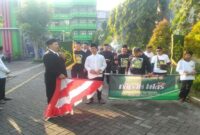 Kepala Desa Pelemwatu, Sukiyin, secara simbolis memberangkatkan kirab haul ke-35 Mbah Sayid Abdullah dari halaman Gedung Yayasan Bahrul Ulum Gresik. | Dok Foto Ho/ RadarBangsa