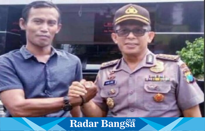(kiri) Karo SDM Polda Jatim Kombes Pol. Ihsan Amin, S.H., S.I.K., mendampingi Kapolda Jawa Timur saat melakukan kunjungan kerja di Mapolres Lamongan pada tahun 2018. Kunjungan ini merupakan bagian dari agenda pembinaan dan penguatan kelembagaan Polri di tingkat wilayah.
Foto: Dok. Arsip RadarBangsa