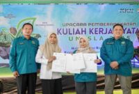 Bupati Lamongan Yuhronur Efendi (kiri) bersama jajaran Universitas Islam Lamongan dalam seremoni pemberangkatan mahasiswa KKN Unisla 2025 di Aula Pascasarjana, Rabu (16/7/2025). | Foto Dok Ho/RadarBangsa