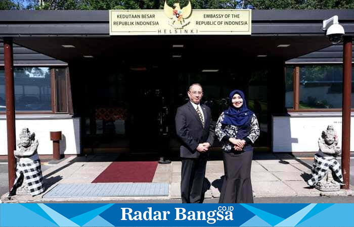 Duta Besar Republik Indonesia untuk Finlandia, Ibnu Wahyutomo, berpose bersama Anggota DPD RI asal Jawa Timur, Dr. Lia Istifhama, di depan Kantor Kedutaan Besar Republik Indonesia (KBRI) di Helsinki, Finlandia.|Dok Foto Ho/RadarBangsa