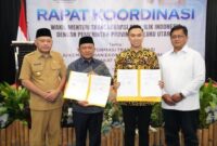 Wakil Bupati Lamongan Dirham Akbar Aksara menandatangani nota kesepahaman dengan Pemkab Pulau Morotai di Ternate, Selasa (15/07/2025). Kerja sama ini menjadi langkah awal kolaborasi antar daerah dalam memperkuat kawasan transmigrasi. | Foto Dok Ho/RadarBangsa