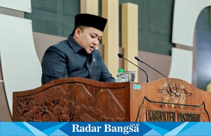 Bupati Pasuruan Rusdi Sutejo saat menyampaikan jawaban atas pandangan fraksi-fraksi DPRD dalam Sidang Paripurna pembahasan P-APBD 2025, Senin (21/7/2025). | Foto Dok Ho/RadarBangsa