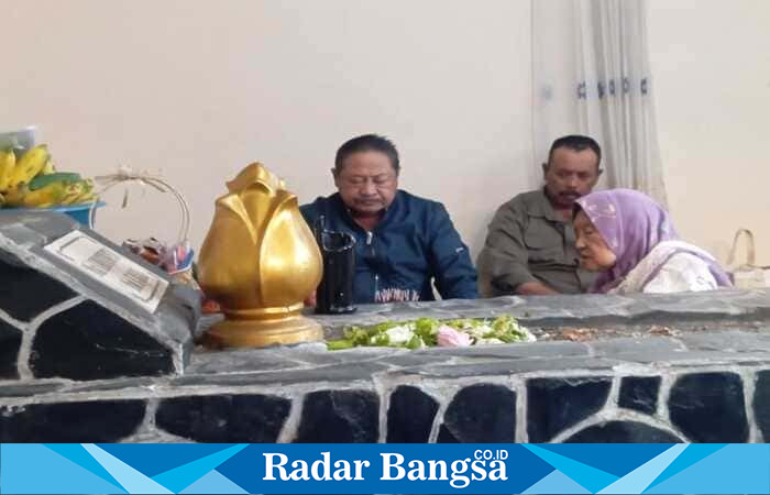 Kades Sidomulyo Drs. Suharto, M.M., bersama perangkat desa Sugianto dan Mbah Mariani saat doa bersama di makam Mbah Nimas Dungpuro dan Mbah Haji Rojali, kawasan Rest Area TKD Sidomulyo. | Foto Dok Ho/RadarBangsa