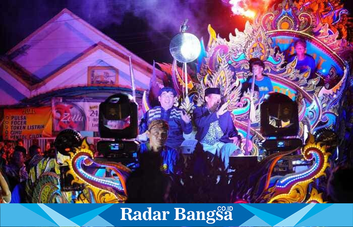  Suasana meriah Grebeg Suro 2025 di Curahgrinting, Probolinggo, Warga antusias menyambut arak-arakan Kereta Wali Songo Kalimosodo yang ditumpangi Wali Kota dr. Aminuddin. |Dok Foto Ho/ RadarBangsa