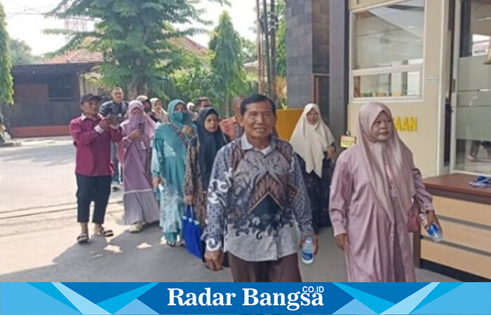 Puluhan warga dari Lamongan, Gresik, dan Surabaya memadati Mapolres Lamongan, Kamis (24/7/2025), | Foto Dok Ho/RadarBangsa